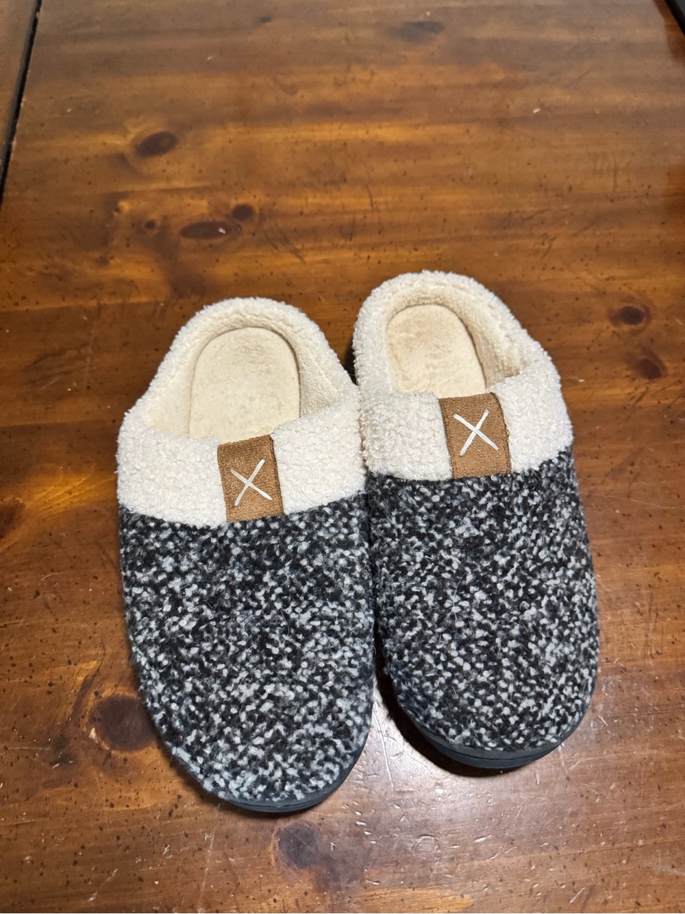 Cozy Women's Black & Cream Fleece Slippers